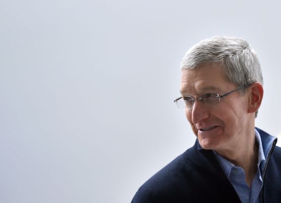 tim-cook-plays-innocent-in-epic-v-apple’s-culminating-testimony