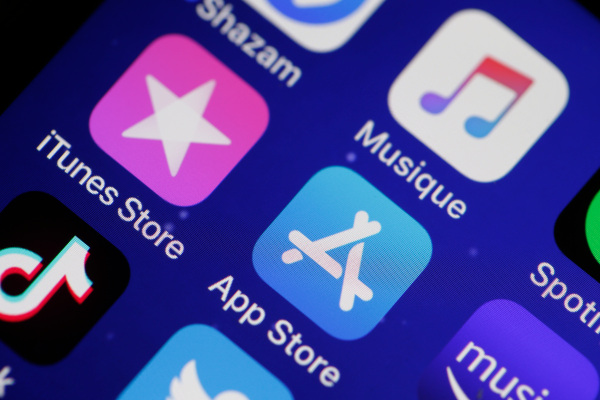 A new Senate bill would totally upend Apple and Google’s app store dominance