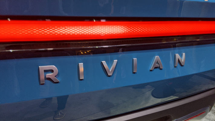 rivian’s-electric-r1t-pickup-truck,-r1s-suv-get-their-official-epa-ranges
