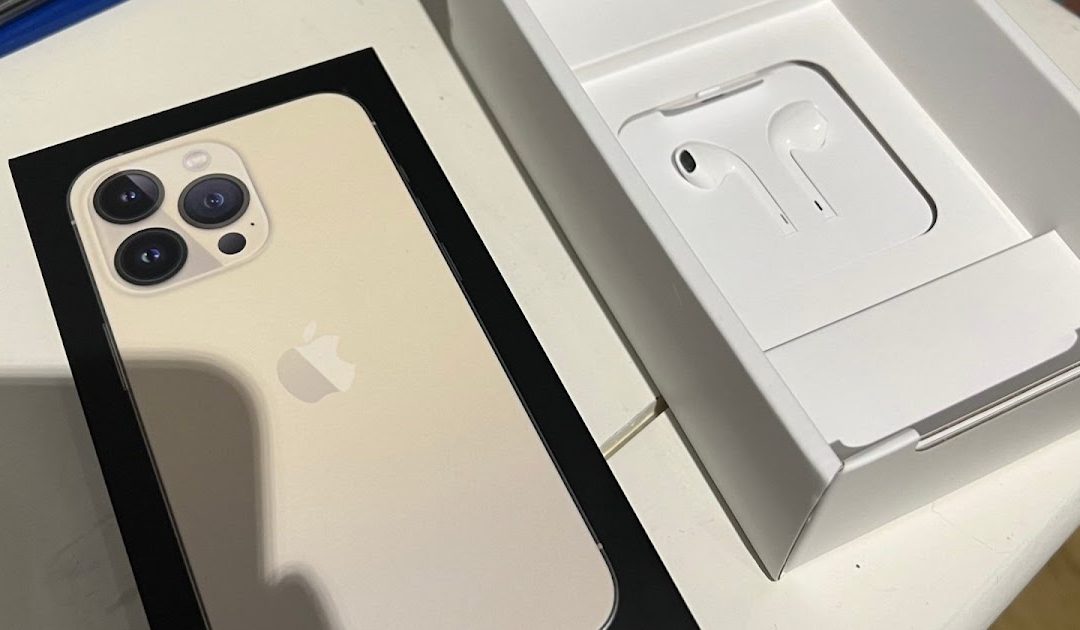 apple-continues-its-clever-‘box-in-a-box’-trick-for-selling-the-iphone-13-with-earpods-in-france